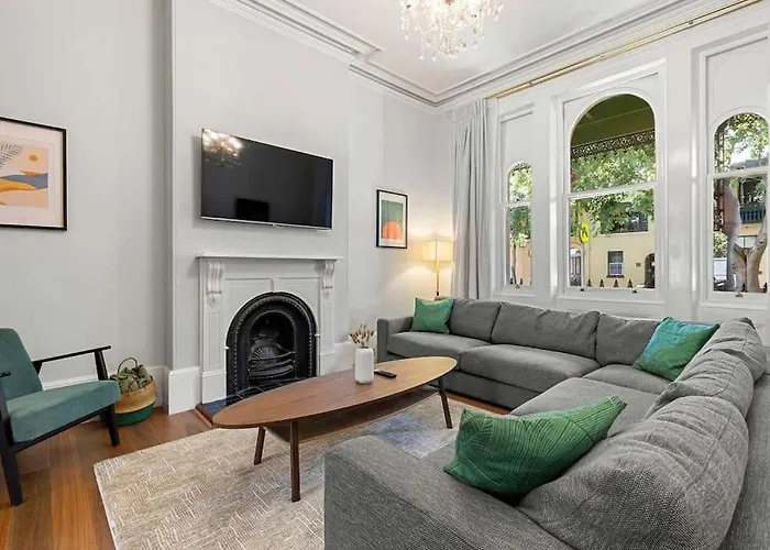 Elegant 6-Bed Home With Harbour Views